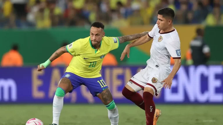 Neymar Jr. disputando un partido de las eliminatorias CONMEBOL en octubre de 2023