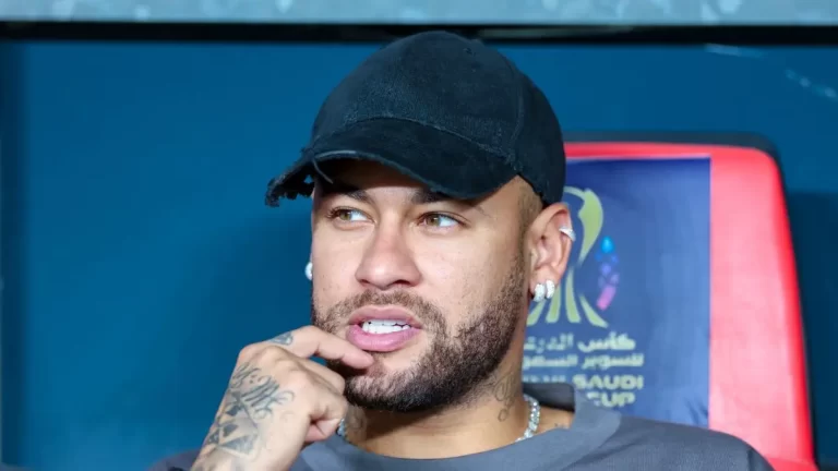 Neymar Jr. disfrutando de un partido del Al-Hilal desde la grada