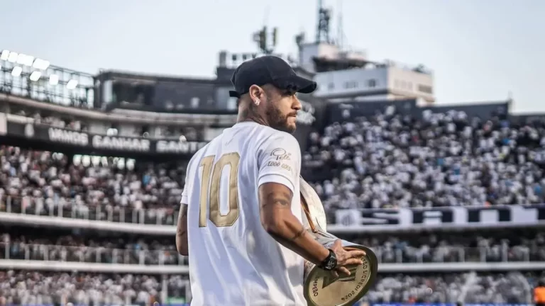 Neymar Jr. con el título del Campeonato Paulista 2024 en sus manos