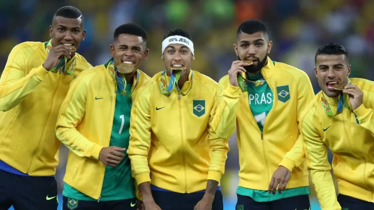 Neymar Jr., el futbolista más valioso de la historia de los JJOO, celebrando el Oro Olímpico con sus compatriotas