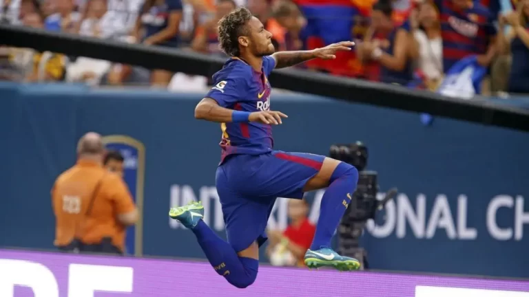 Neymar Jr. celebra un gol con el Barça en su última pretemporada como jugador del cuadro culé