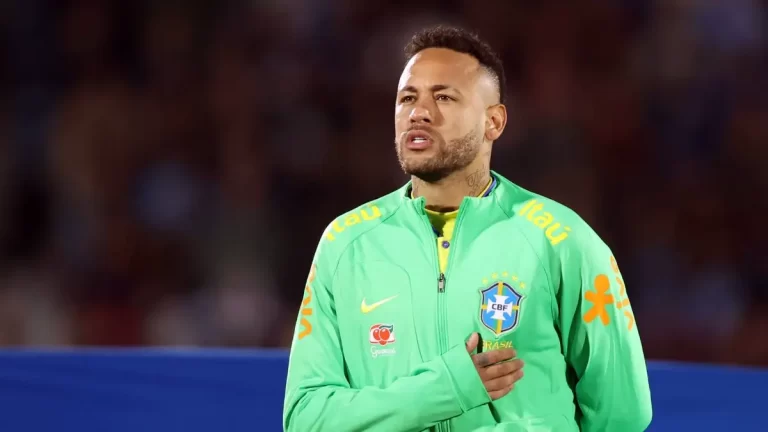 Neymar canta el himno antes de disputar el partido de eliminatorias ante Uruguay