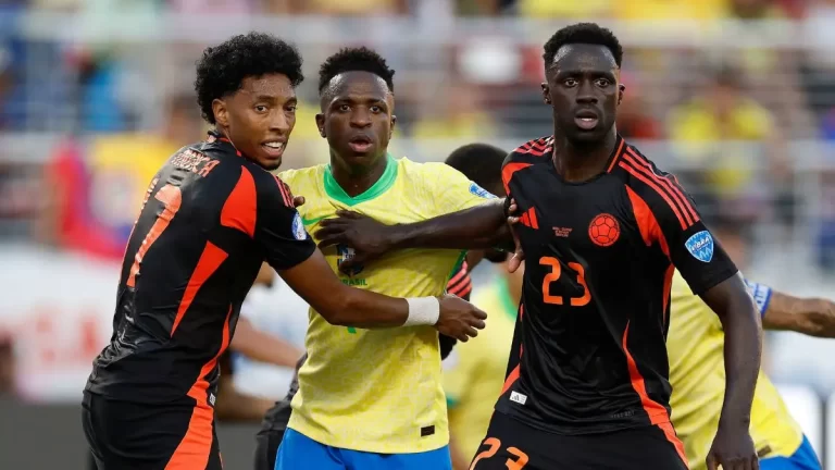 Vinicius Jr., marcado por dos futbolistas durante el choque ante la Selección Colombiana (1-1)