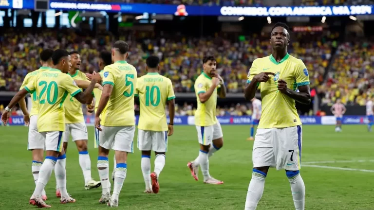 Los futbolistas de la Seleção celebran un gol en la goleada por 4-1 ante Paraguay