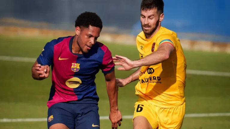 Vitor Roque disputando un partido de pretemporada con el FC Barcelona