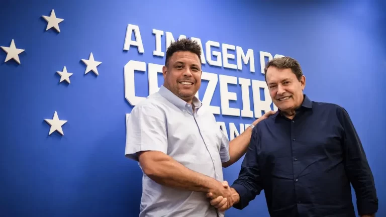 Ronaldo posa junto a Pedro Lourenço, nuevo mandamás del Cruzeiro EC