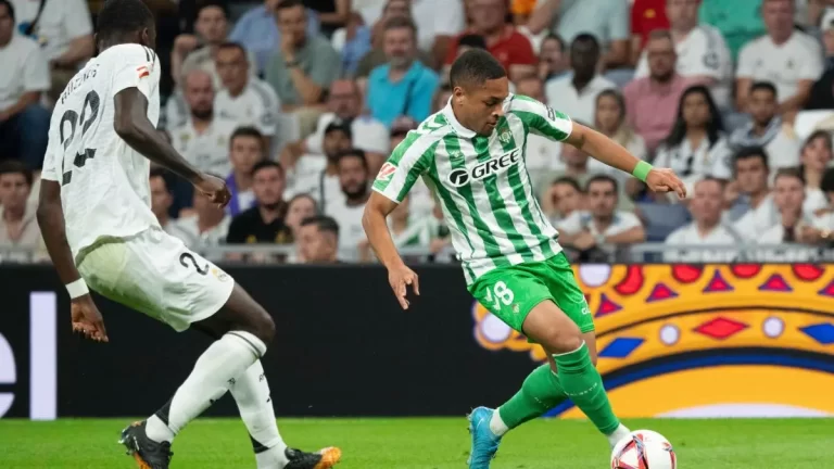 Vitor Roque disputando un partido de LaLiga con el Real Betis Balompié ante el Real Madrid