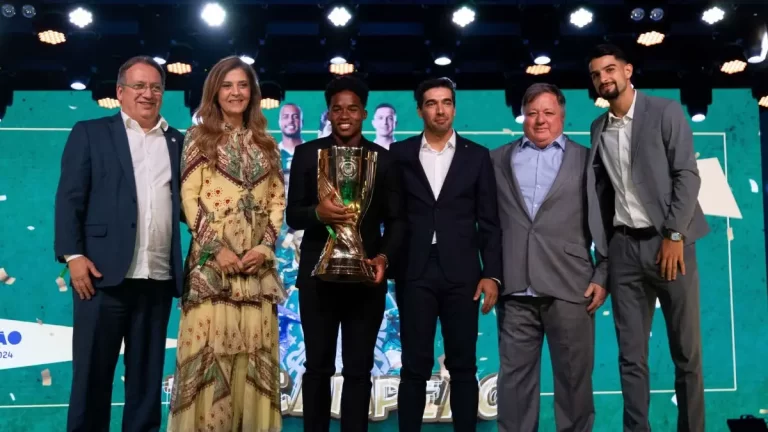 La delegación del Palmeiras, liderada por Leila Pereira, Endrick y Abel Ferreira, en los Premios Paulistão