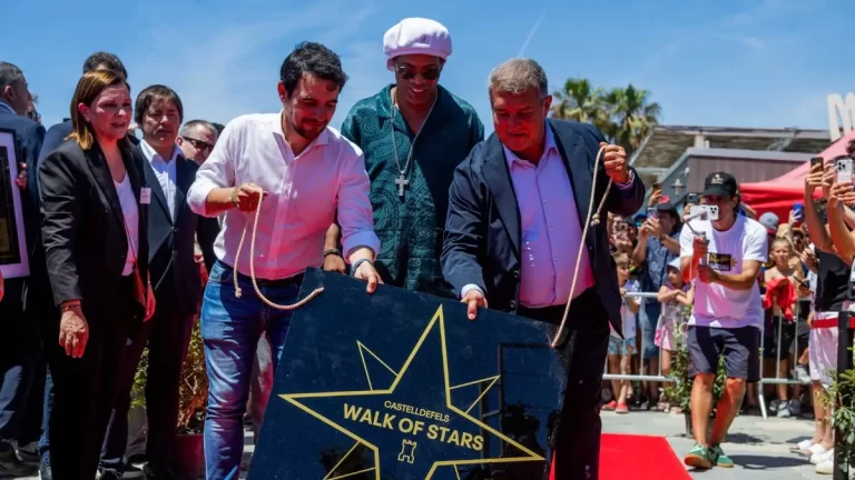 Ronaldinho y Joan Laporta protagonizaron la inauguración del Paseo de Las Estrellas de Castelldefels