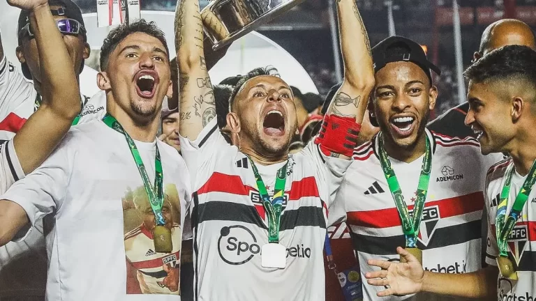 Rafinha levantando el trofeo de la Copa Brasileña con el Sao Paulo