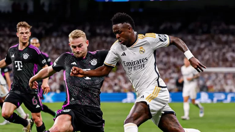 Vinicius Jr. disputando un balón ante de Ligt en las semifinales de la UEFA Champions League ante el Bayern