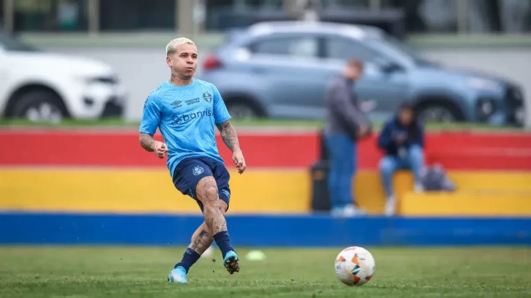 Yeferson Soteldo, futbolista venezolano de Grêmio, durante un entreno con el club gaúcho