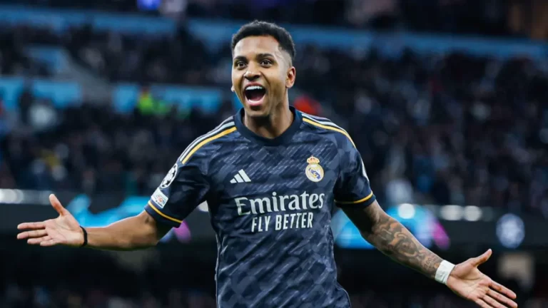 Rodrygo Goes celebra un gol con el Real Madrid en el Etihad Stadium, estadio del Manchester City