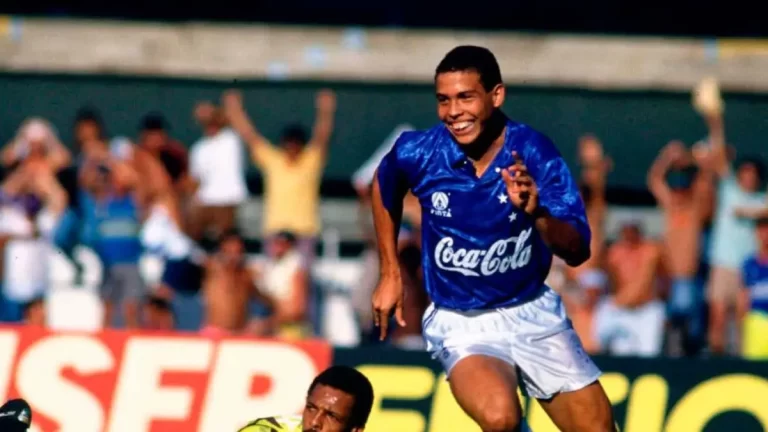 Ronaldo Nazário celebra un gol anotado con la camiseta del Cruzeiro, su club formativo