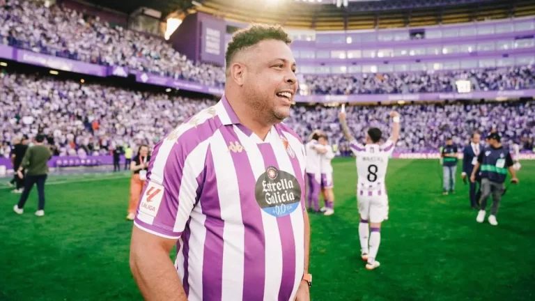 Ronaldo Nazário vistiendo la camiseta del Real Valladolid