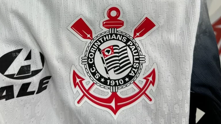 El escudo del Corinthians en la camiseta del club paulista