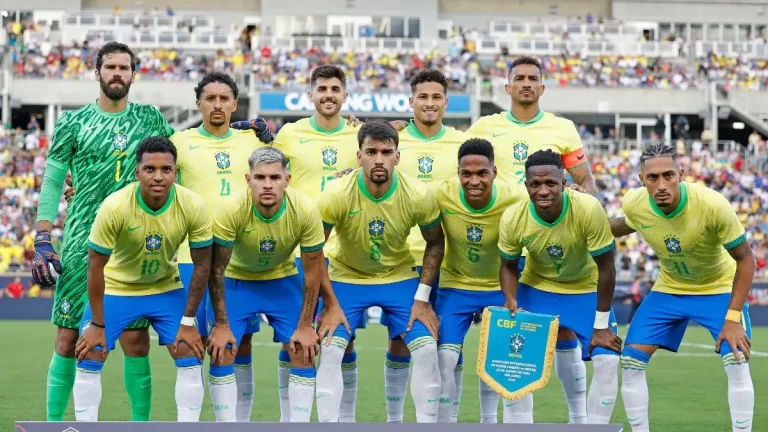 El once inicial de la Seleção posa antes de disputar un partido amistoso previo a la Copa América 2024