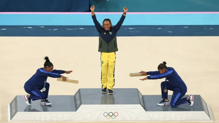 Rebeca Andrade, homenajeada por Simone Biles y Jordan Chiles, medallistas estadounidenses