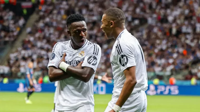 Vinicius Jr. celebra un gol junto a Kylian Mbappé en la Supercopa de Europa