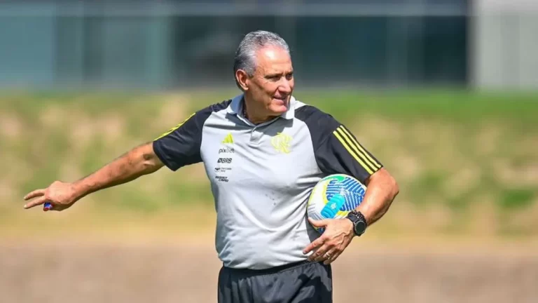 Tite, entrenador del Flamengo, dirigiendo un entrenamiento del club carioca