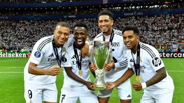 Vinicius posa junto a sus compañeros tras ganar la Supercopa de Europa