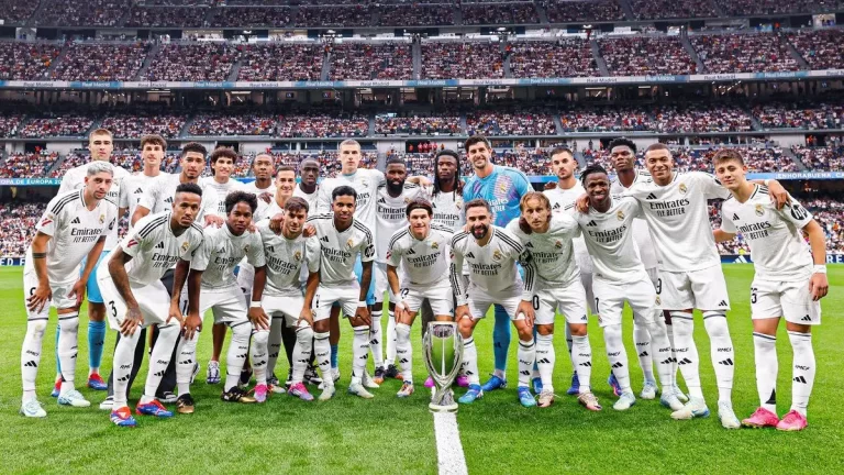 Los futbolistas del Real Madrid presentando el título de la Supercopa de Europa a su afición en el Santiago Bernabéu