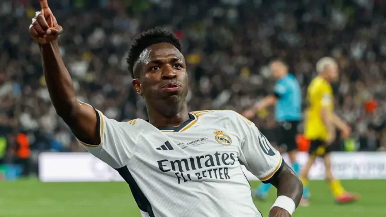 Vinicius Jr. celebra tras anotar el gol de la victoria en la final de la UEFA Champions League 23/24