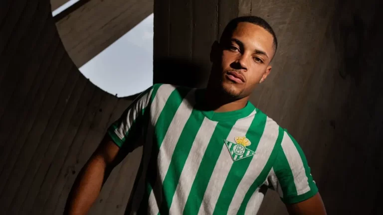 Vitor Roque posa con una camiseta clásica del Real Betis Balompié