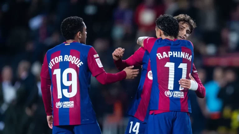 Vitor Roque junto a Joao Félix y Raphinha, sus compañeros en el Barça